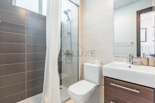Furnished 3-Bedroom Townhouse, Just Minutes Drive from Al Marmoom Heritage Village and Popular Dubai Attractions, Albizia, Damac Hills 2 by Deluxe Holiday Homes, Dubai (photo 3)