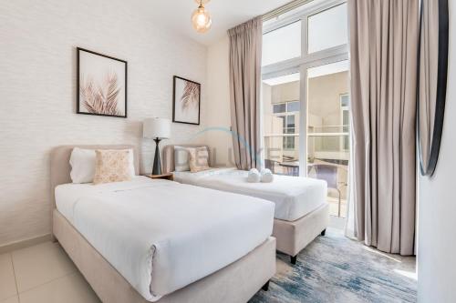 Furnished 3-Bedroom Townhouse, Just Minutes Drive from Al Marmoom Heritage Village and Popular Dubai Attractions, Albizia, Damac Hills 2 by Deluxe Holiday Homes, Dubai (photo 2)