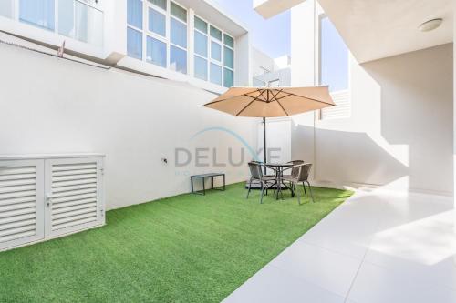 Furnished 3-Bedroom Townhouse, Just Minutes Drive from Al Marmoom Heritage Village and Popular Dubai Attractions, Albizia, Damac Hills 2 by Deluxe Holiday Homes, Dubai (foto 7)