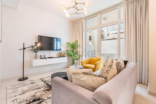 Furnished 3-Bedroom Townhouse, Just Minutes Drive from Al Marmoom Heritage Village and Popular Dubai Attractions, Albizia, Damac Hills 2 by Deluxe Holiday Homes, Dubai (foto 9)