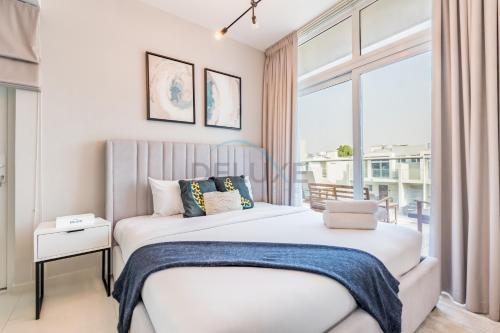 Furnished 3-Bedroom Townhouse, Just Minutes Drive from Al Marmoom Heritage Village and Popular Dubai Attractions, Albizia, Damac Hills 2 by Deluxe Holiday Homes, Dubai (photo 7)