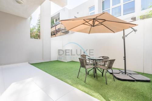 Furnished 3-Bedroom Townhouse, Just Minutes Drive from Al Marmoom Heritage Village and Popular Dubai Attractions, Albizia, Damac Hills 2 by Deluxe Holiday Homes, Dubai (foto 6)