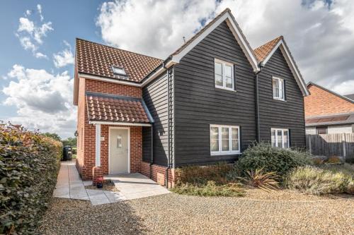 Cosy 4BR Cottage in Great Glemham Village in Hacheston