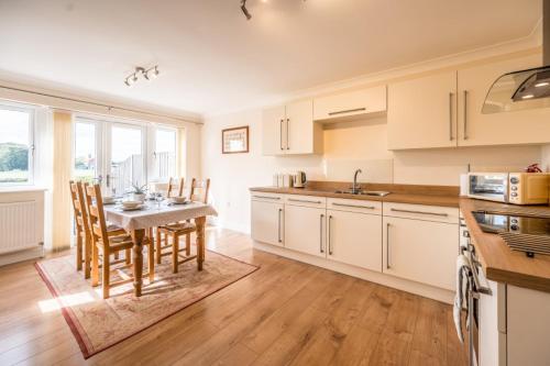 Cosy 4BR Cottage in Great Glemham Village in Hacheston
