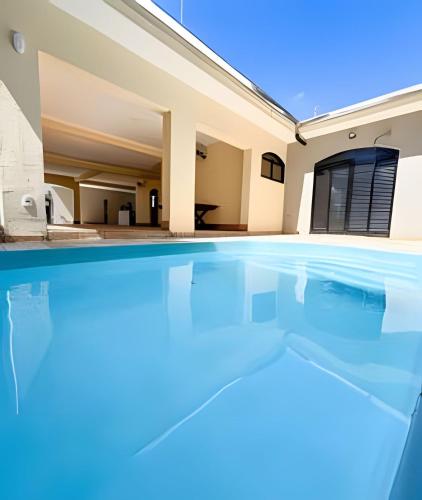 Casa com piscina, área gourmet e espaço p/festas