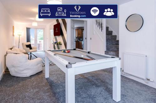 Large 5BDR House By Vista Stays Short Lets & Serviced Accommodation Salford With Pool Table, PS4 & Private Parking, Manchester