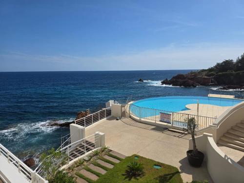 Piscine, Bel appartement avec vue mer in Le Trayas Superieur