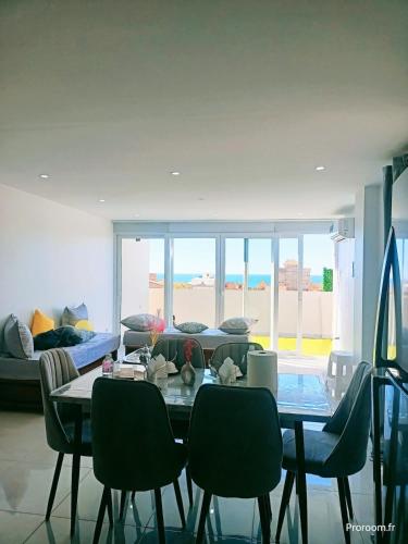 Large Apartment, Sea View, Jacuzzi & Family Games in Bordj El Kiffan