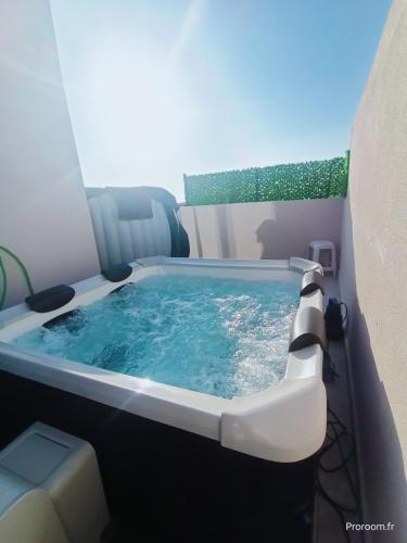 Large Apartment, Sea View, Jacuzzi & Family Games in Bordj El Kiffan