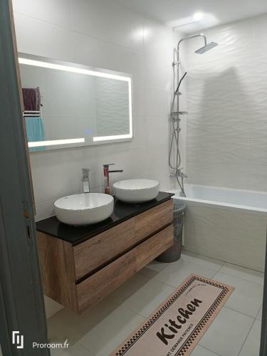 Large Apartment, Sea View, Jacuzzi & Family Games in Bordj El Kiffan