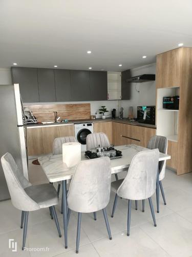 Large Apartment, Sea View, Jacuzzi & Family Games in Bordj El Kiffan