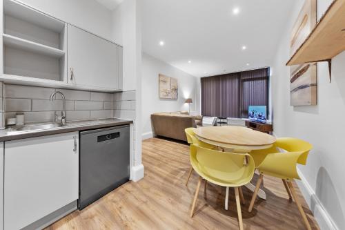 Shortlet Express Stunning 3 bedroom apartment by Barking station - image 12