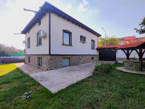 Dārzs, Къща за гости При Комина - Guest House By the Chimney in Dryanovo