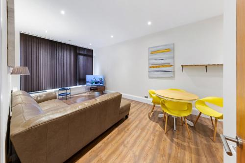 Shortlet Express, Stunning 3 bedroom apartment by Barking station, Barking