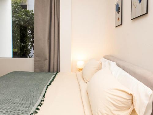 2 Bedrooms for 4 Guests with Kitchen at Heart of Sathorn, Бангкок (фото 5)