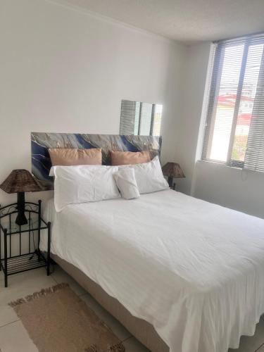 One bedroom self-catering apartment at CITY JUNCTION - image 2