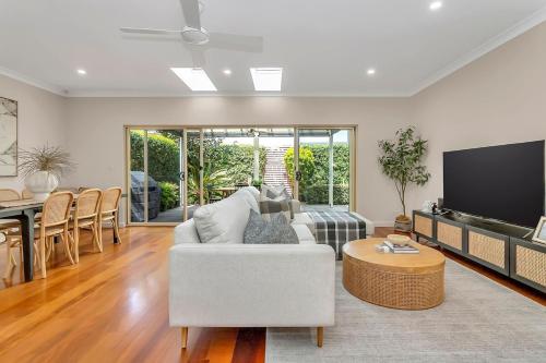 2 min from beach! Glenelg Gem 4BR, BBQ, Patio