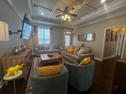 Hahira 3-Bedroom Home near Wild Adventures, Sleeps 12