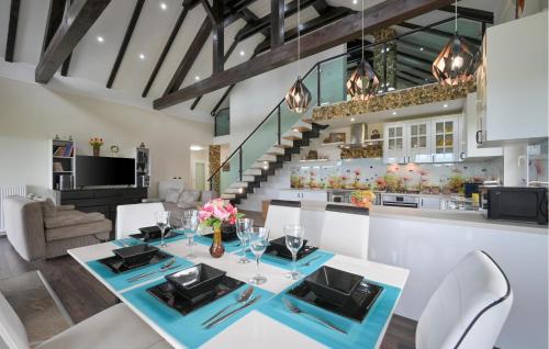 virtuve, 3 Bedroom Stunning Home In Strigova in Robadje