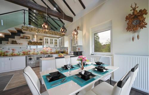 virtuve, 3 Bedroom Stunning Home In Strigova in Robadje