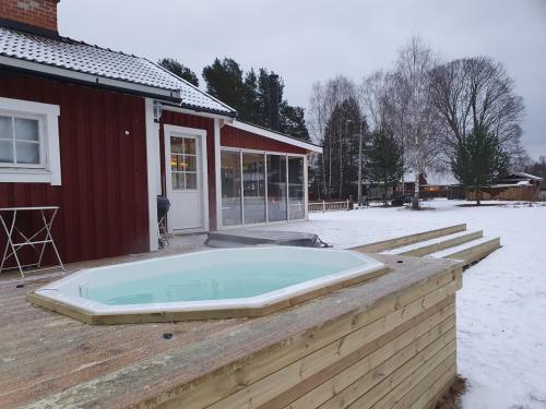 Cabin with pool, close to lake & perfect for autumn vacation, Sunnansjö (zdjęcie 2)