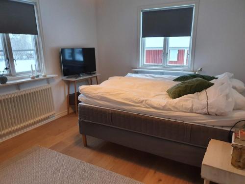Cabin with pool, close to lake & perfect for autumn vacation, Sunnansjö (zdjęcie 10)