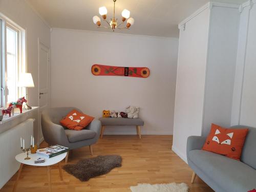 Cabin with pool, close to lake & perfect for autumn vacation, Sunnansjö (zdjęcie 4)