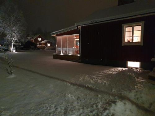 Cabin with pool, close to lake & perfect for autumn vacation, Sunnansjö (zdjęcie 6)