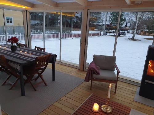 Cabin with pool, close to lake & perfect for autumn vacation, Sunnansjö (zdjęcie 8)