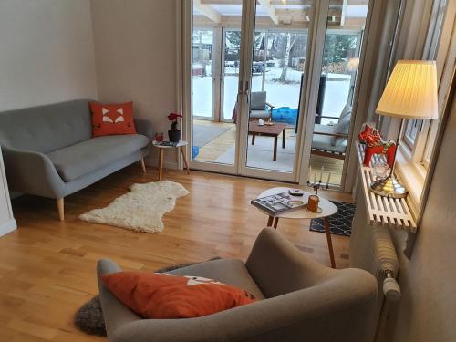 Cabin with pool, close to lake & perfect for autumn vacation, Sunnansjö (zdjęcie 5)