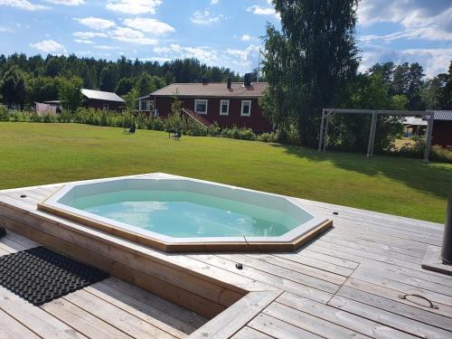 Cabin with pool, close to lake & perfect for autumn vacation, Sunnansjö (zdjęcie 3)