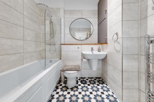 Shortlet Express Stunning 3 bedroom apartment by Barking station - image 7
