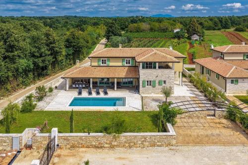 Villa LunIstra in Central Istria for 10 people with private pool & kids playground – khách sạn tại Modrusani