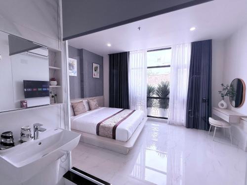 The Luxury Hotel 