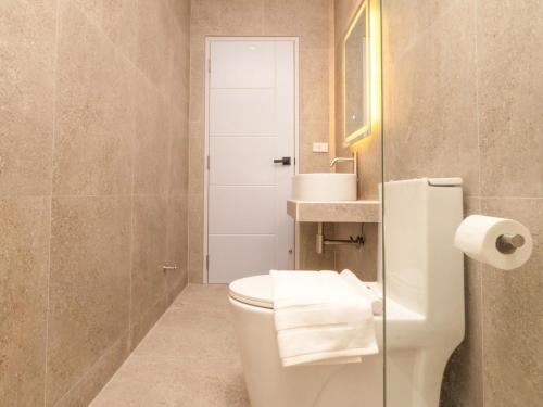 3 Bedrooms for 5 Guests in the Heart of Sathorn, Бангкок (фото 9)