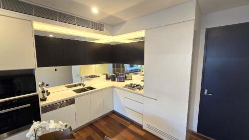 Swanky 2 bed apt with parking - Easy city access - image 11