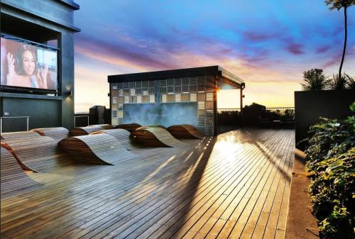 Swanky 2 bed apt with parking - Easy city access - image 14