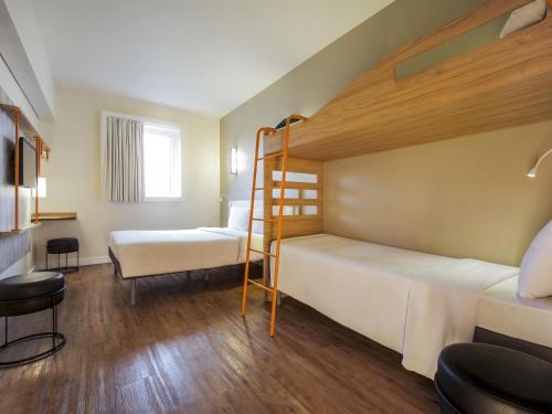 1 double bed, 2 bunk beds