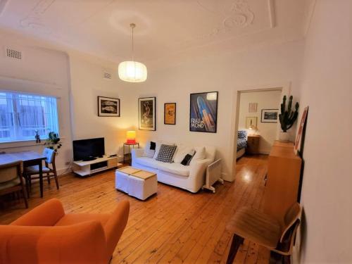 Classic Bondi 1 bed a few steps from the beach - image 8