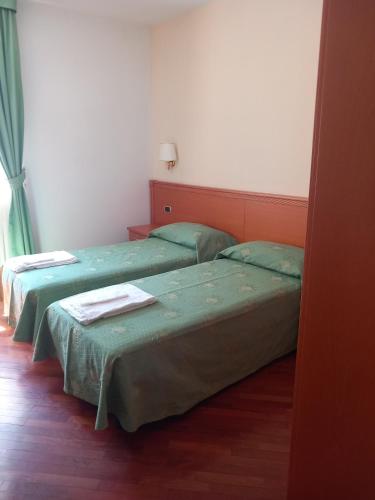 2 twin beds