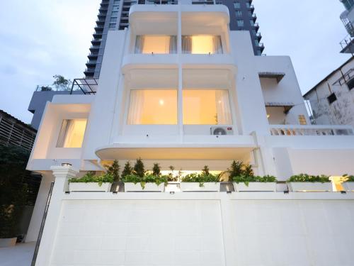 Lovely Studio Room for 2 Guests in the Heart of Sathorn, Бангкок (фото 7)