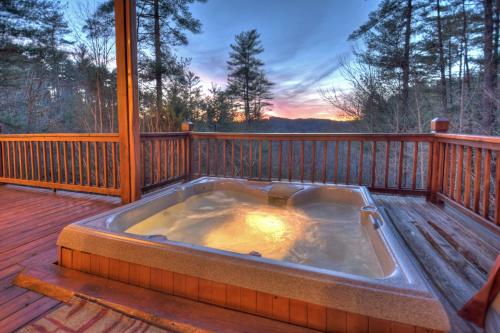 Blue Ridge Bliss - Hot tub lush views and games in Morganton, USA