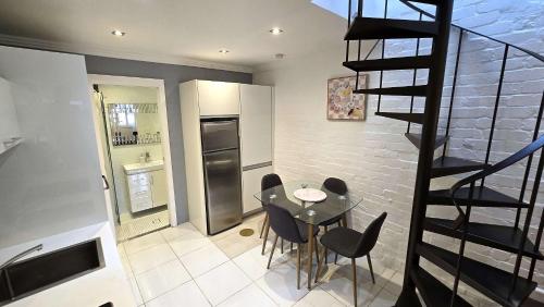 Sleek Darlinghurst 2 bed house in 