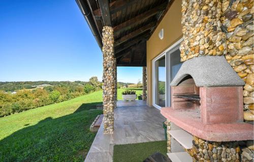 Viesnīcas āriene, 3 Bedroom Stunning Home In Strigova in Robadje