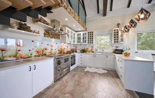 virtuve, 3 Bedroom Stunning Home In Strigova in Robadje