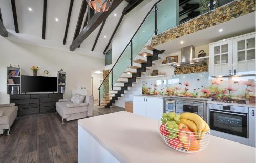 virtuve, 3 Bedroom Stunning Home In Strigova in Robadje