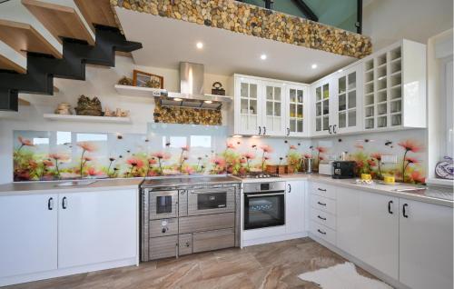 virtuve, 3 Bedroom Stunning Home In Strigova in Robadje