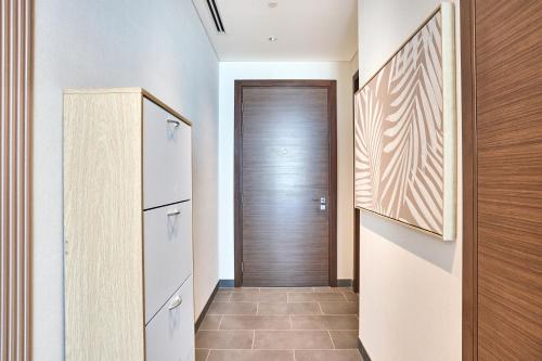 STAY BY LATINEM Luxury 1BR Holiday Home CB 3506 Near Burj Khalifa, Дубай (фото 8)