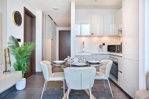 STAY BY LATINEM Luxury 1BR Holiday Home CB 3506 Near Burj Khalifa, Дубай (фото 7)