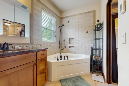 Eagle Creek Home and Carriage House - image 10